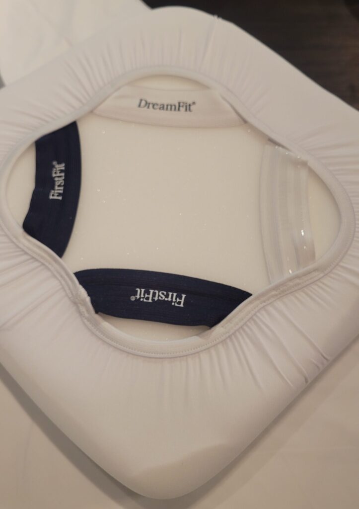 Fitted sheets with corner bands