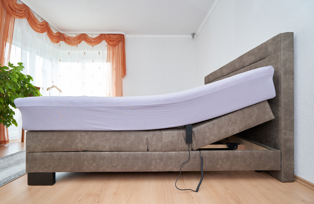 Bed with tilt adjustment mattress bed in a bedroom